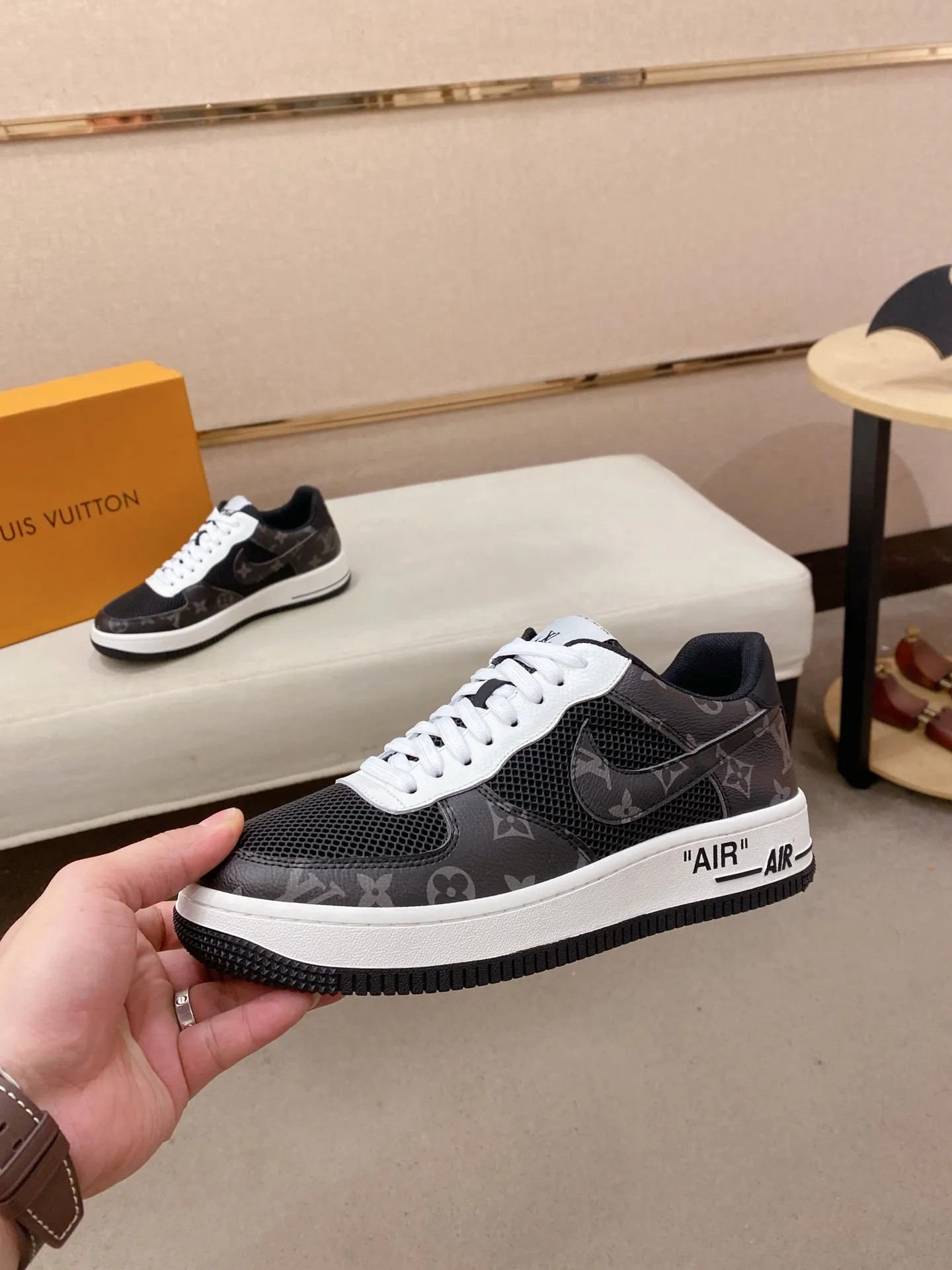 Men's shoes💰 440💰Louis Vuitton (Louis Vuitton/LV) top 🔍🔍 new models are on sale at the same time, the upper 🇮🇹 imported Italian first-layer cowhide, fully imported mesh breathable lining 💪💪, completely 1⃣️compared 1⃣️Reproduction🇮🇹💪💪, ⚠Sole: The original sole is specially provided by the original factory, the exclusive movable molded sole is super comfortable, ⚠Original factory follow-up goods, 🔍🔍high quality, you can enter and leave the counter at will, welcome to compare⚠. Code number: 38-44. Can be customized for 45 non-refundable!